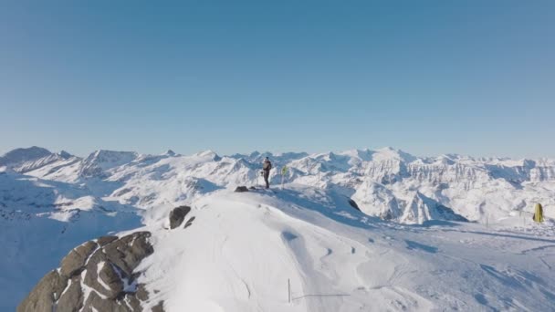 Drone Hombre Montaña Ridge Nieve — Vídeo de stock