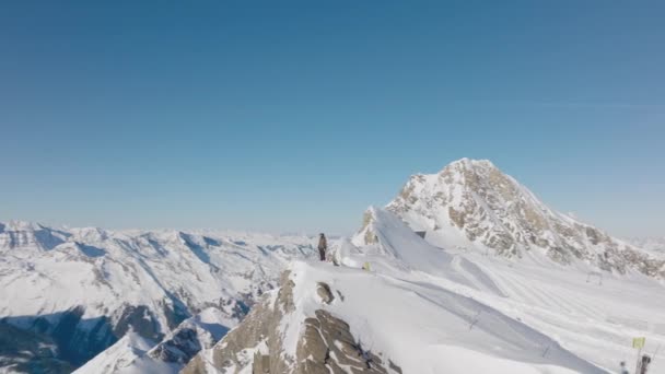 Drone Homem Montanha Cume Neve — Vídeo de Stock