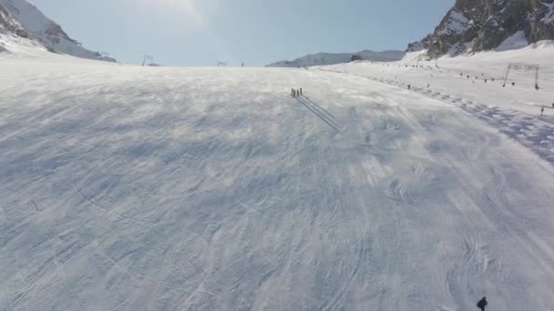 Drone Pista Esquí Nieve Montaña Esquiador — Vídeos de Stock