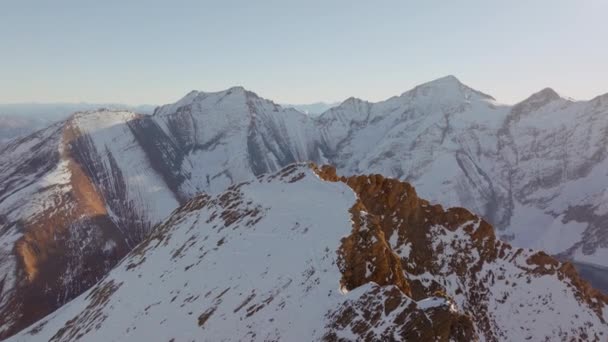 Drone Montaña Nieve Cumbre Lago — Vídeos de Stock