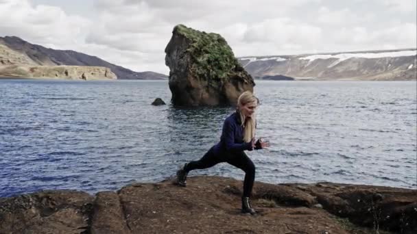 Mujer Yoga Gimnasio Equilibrio Paisaje — Vídeos de Stock