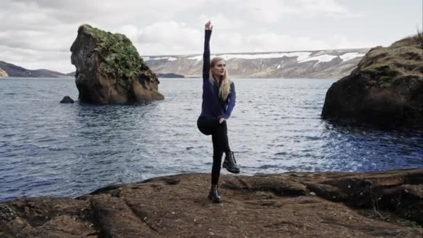 Kvinna Yoga Fitness Balans Landskap — Stockvideo