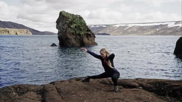 Mulher Yoga Fitness Equilíbrio Oceano — Vídeo de Stock