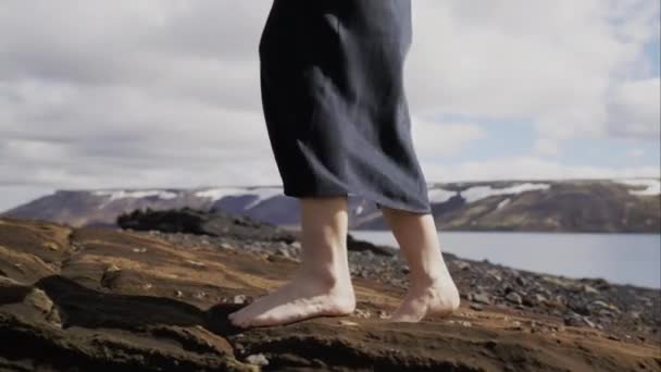 Descalza Mujer Seda Vestir Rocas — Vídeo de stock