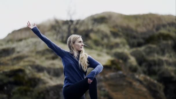 Blond Kvinde Strækker Sig Yoga Rocks – Stock-video