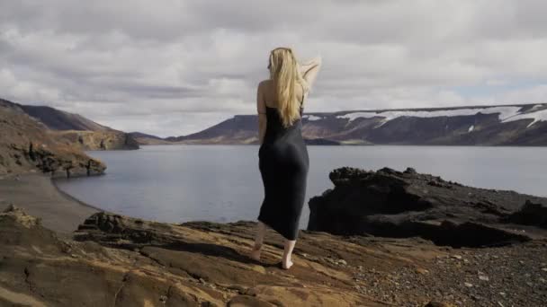 Rubia Mujer Seda Vestir Rocas — Vídeo de stock