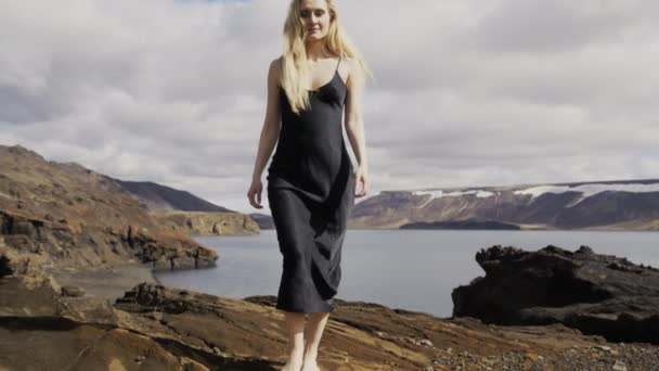 Blond Kvinna Silke Klänning Rocks — Stockvideo
