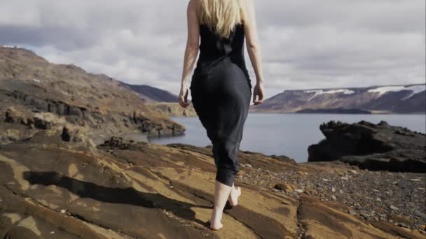 Blond Kvinna Silke Klänning Rocks — Stockvideo