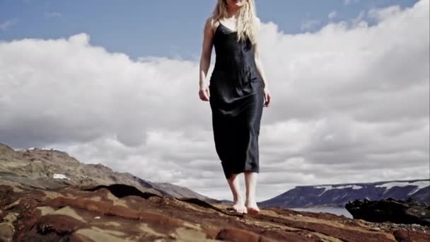 Sarışın Kadın Pek Elbise Kayalar — Stok video