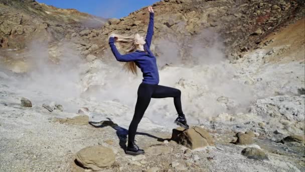 Blond Woman Yoga Pose Steam Hot Spring — стокове відео