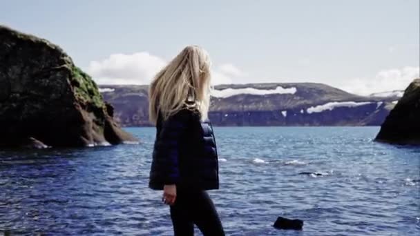 Blond Woman Walking Blue Ocean — стоковое видео