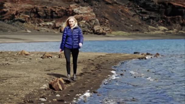 Блондинка Женщина Прогулка Пляж Океан — стоковое видео