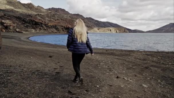 Blond Kvinna Hoppa Beach Ocean — Stockvideo