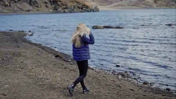 Ξανθιά Γυναίκα Περπάτημα Παραλία Θάλασσα — Αρχείο Βίντεο
