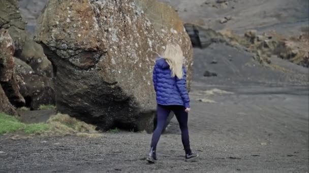 Blondynka Kobieta Bieganie Plaża Beztroska — Wideo stockowe