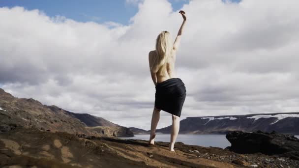 Blond Topless Vrouw Poseren Rotsen — Stockvideo