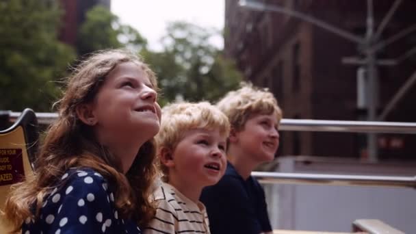 Bambini Che Viaggiano Autobus Guardando Leggermente Verso Dove Ragazzo Indica — Video Stock