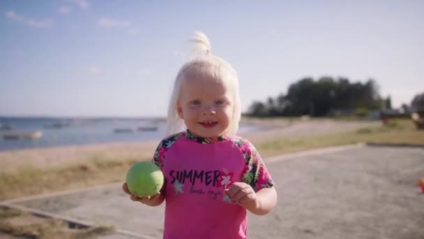 Gadis Kecil Berbaju Merah Muda Tersenyum Dan Berjalan Arah Kamera — Stok Video