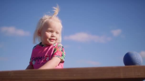 Widok Strzał Ziemi Pokazujący Małą Dziewczynkę Bawiącą Się Niebieską Kulą — Wideo stockowe