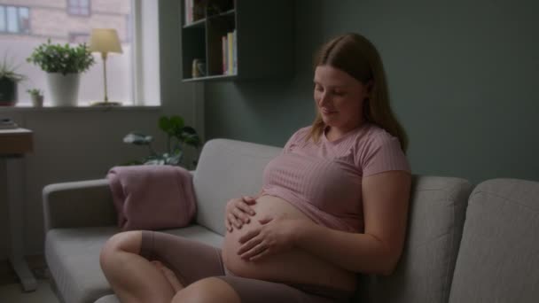 Έγκυος Γυναίκα Χαμογελά Και Χαϊδεύει Απαλά Την Κοιλιά Της — Αρχείο Βίντεο
