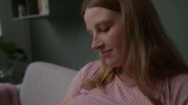 Zdjęcia Przemian Pokazujące Uśmiechniętą Kobietę Ciąży Zbliżenie Dopton — Wideo stockowe