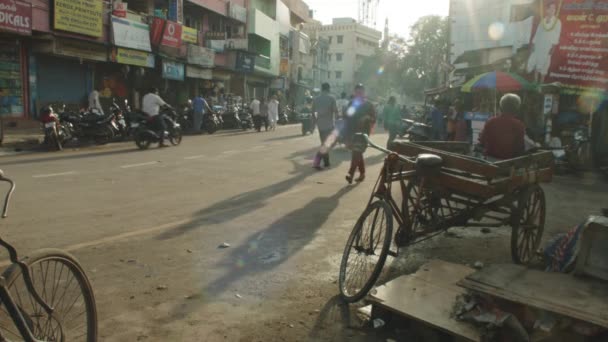 Kom Jongens India Juni 2022 Stad Straat Voetgangers Verkeer Fietsen — Stockvideo