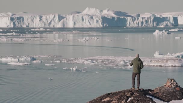 Apuntar Hombre Costa Mar Iceberg — Vídeo de stock