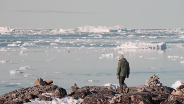 Mensch Wandern Küste Meer Eis — Stockvideo