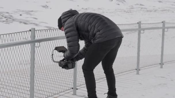 Filmen Camera Man Sneeuw Loopbrug — Stockvideo