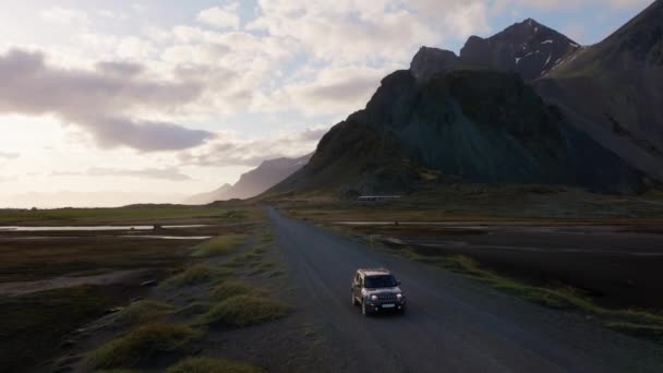 Jeep Conducir Carretera Montañas Puesta Del Sol — Vídeos de Stock