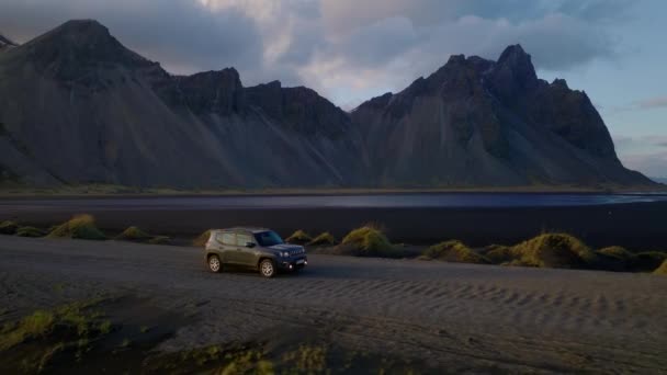 Jeep Jazda Ścieżka Brudu Zachód Słońca Góra — Wideo stockowe