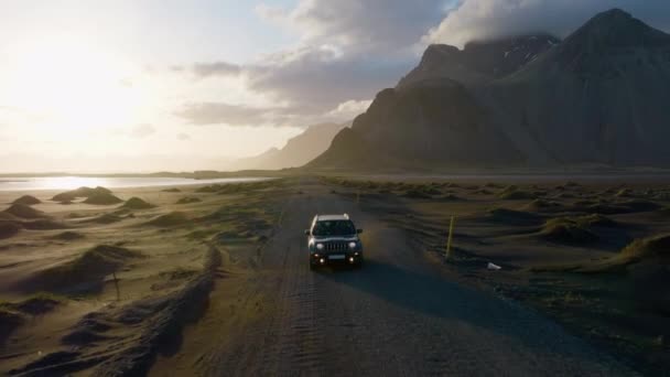 Jeep Jazda Zachód Słońca Góra Ścieżka Brudu — Wideo stockowe