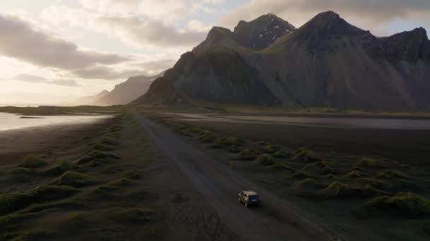 Araba Şoför Günbatımı Boş Yol Dağlar — Stok video