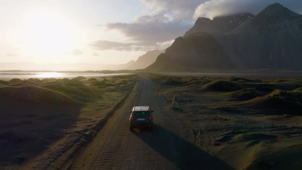 Jeep Autorijden Zonsondergang Berg Vuilnisbaan — Stockvideo