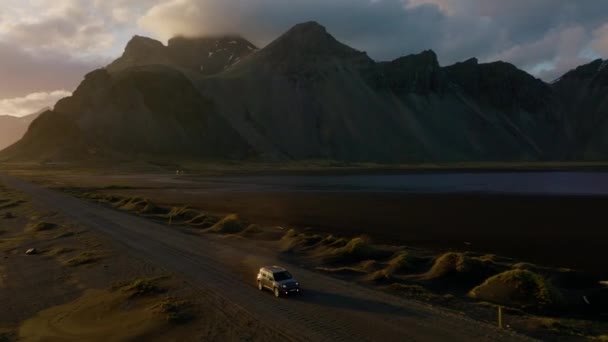 Sunlit Jeep Conducir Carretera Montaña — Vídeos de Stock