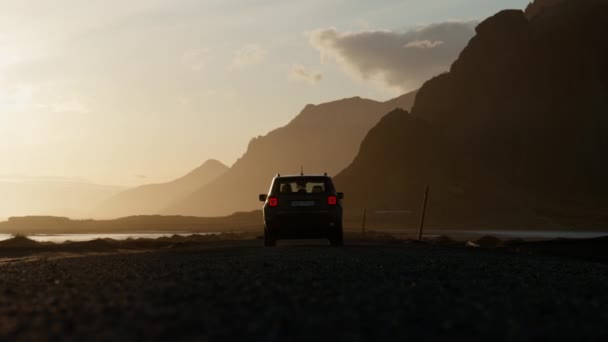 Jeep Luces Cola Conducir Puesta Del Sol Niebla — Vídeos de Stock