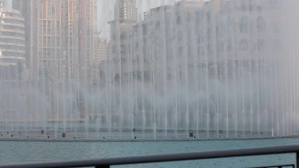 Video Che Mostra Impennata Fontana Situata Dubai Con Vari Edifici — Video Stock