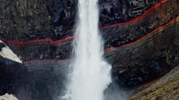 Fließend Wasserfall Natur Rot Felsen — Stockvideo