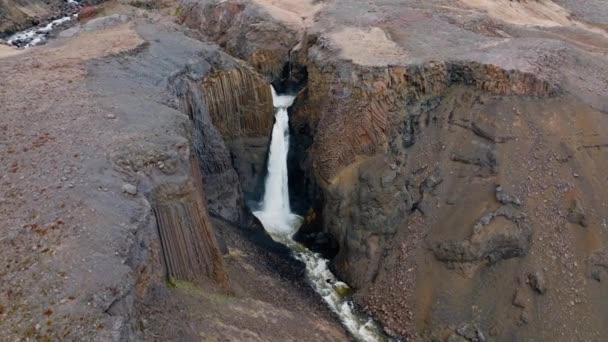 Klippen Wasserfall Felsen Kaskaden Schlucht — Stockvideo