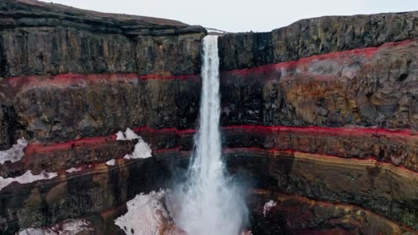 Vattenfall Flöde Röd Rock Kaskader — Stockvideo