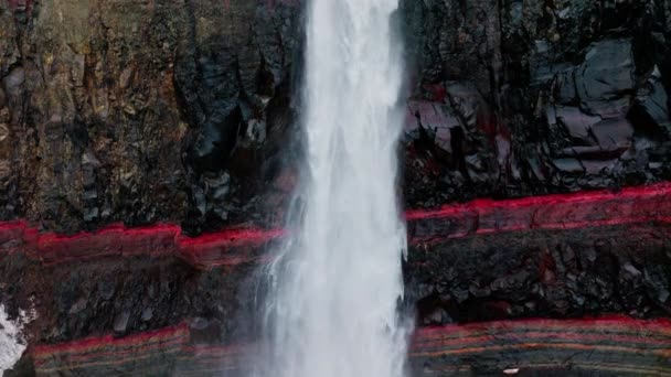 Wasserfall Kaskaden Rot Felsen Klippe — Stockvideo
