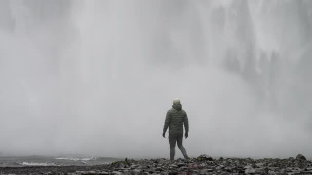 Man Awe Waterfall Mist Adventure — Stock Video