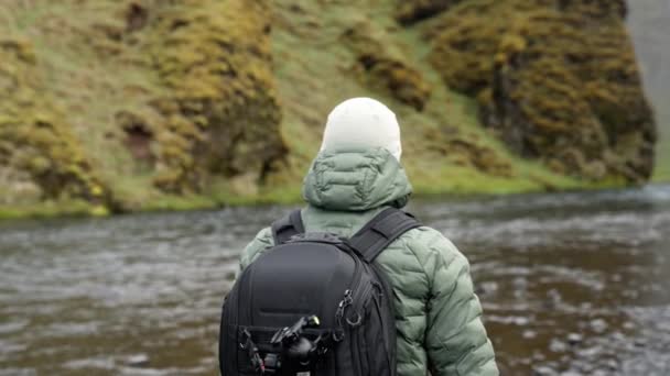Mężczyzna Plecak Turystyka Rzeka Płynięcie — Wideo stockowe
