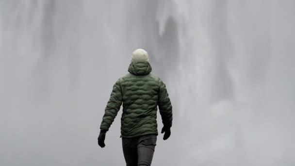 Uomo Passeggiate Cascata Nebbia Avventura — Video Stock