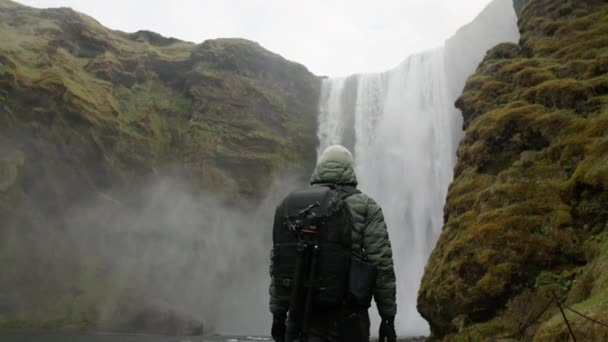 Mann Rucksack Kapuze Wandern Wasserfall — Stockvideo