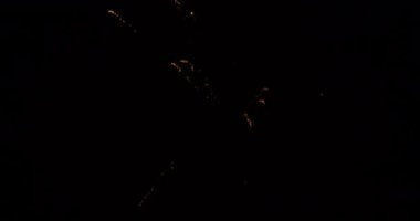 Ağır çekimde ışıldayan havai fişeklerin hava videosu