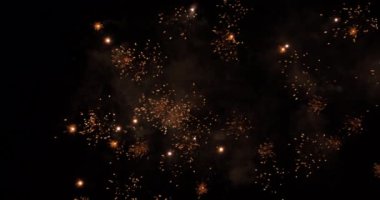 Çerçeveyi kaplayan geniş çaplı parıltılı havai fişekleri gösteren bir video.