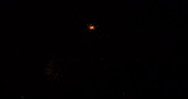 暗い夜空に対する花火の急速な連続を示す空中ビデオ — ストック動画