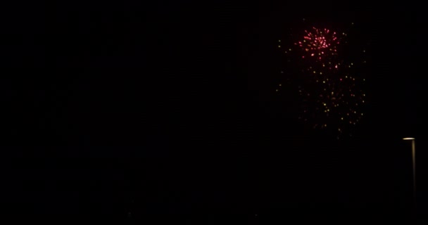 Schnelle Abfolge Von Glitzerfeuerwerk Mit Einem Beleuchteten Laternenpfahl Unten Rechts — Stockvideo