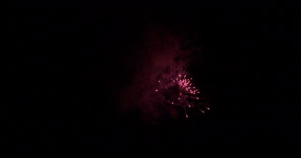 一段视频 画面中的两个焰火在一段轻微的间隔中燃起 — 图库视频影像